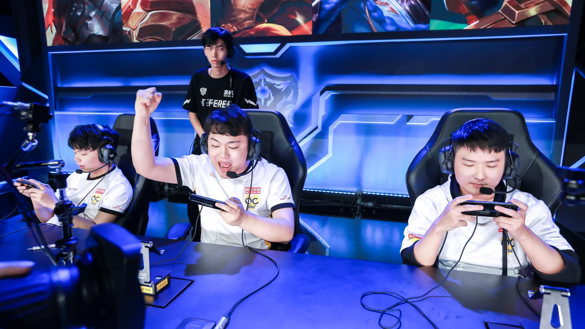 T1 击败 Invictus Gaming 晋级 2025 年全球总决赛小组赛